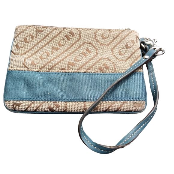 Coach Handbags - EUC Coach Lozenge Wrislet